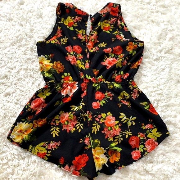 Ambiance - 🖤❤️🤎💛 Floral Romper **(Tag says SIZE L) But it fits like a SMALL** - Picture 2 of 11